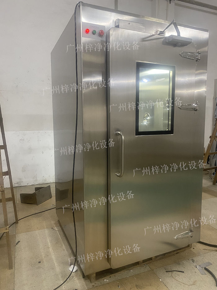 高端滿焊風(fēng)淋室采用滿焊接工藝，無縫連接，防止塵埃進(jìn)入，確保潔凈室的空氣質(zhì)量。