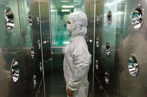 風(fēng)淋室工作原理是通過高速氣流的沖擊，有效清除進入潔凈室的人員、物料表面攜帶的塵埃和污染物。